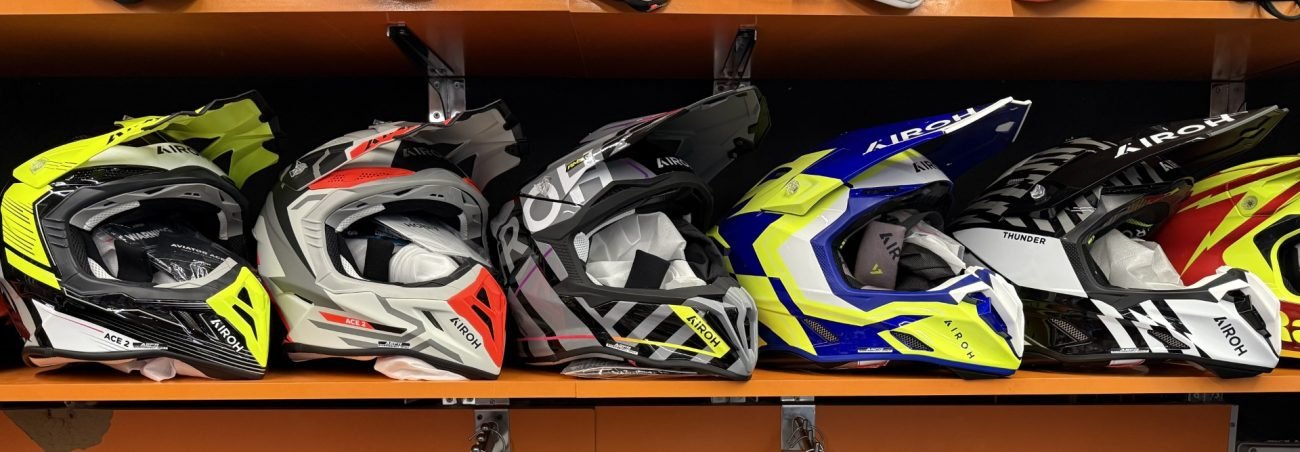 Caschi off-road Airoh schierati
