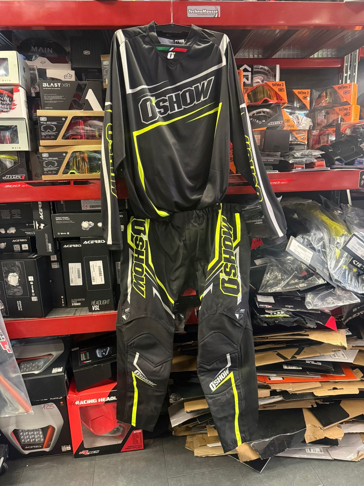 abbigliamto o'swho maglia pantalone e guanti nero e giallo fluo