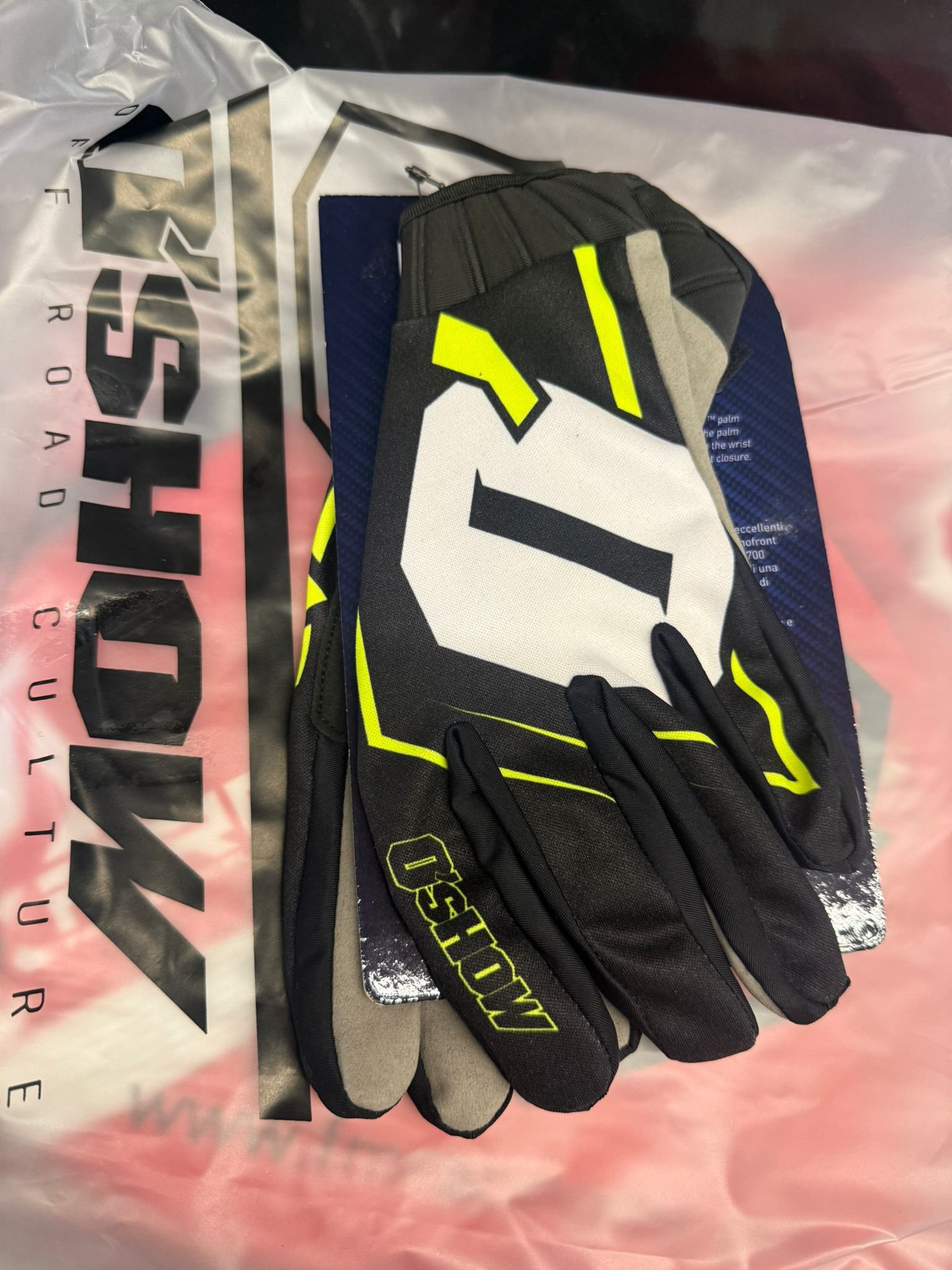 abbigliamto o'swho maglia pantalone e guanti nero e giallo fluo