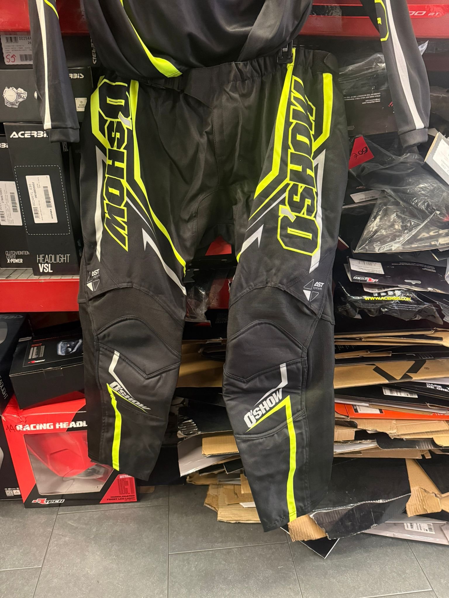 abbigliamto o'swho maglia pantalone e guanti nero e giallo fluo